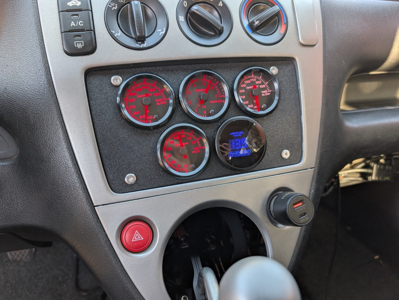 5-gauge panel installed with Ugreen charger in Honda Civic 7th gen